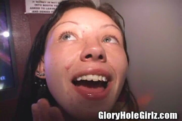 Glory Hole Girlz: Curvă drăguță acnee grasă suge sperma pule negre prea glory...