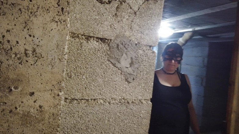 mariaespino: Můj pán mě vezme zpět do sklepa, abych si se...