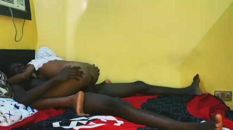 Fap zone: Kontol terlalu besar untuk didudukin sama adik tiriku yang mungil
