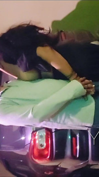 Kajol Bhabhi Bangles w samochodzie