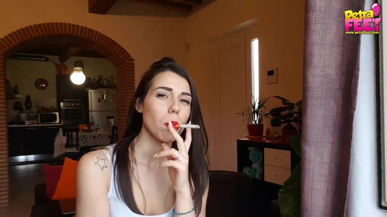 Smokin Fetish: Petra, bombasse italienne séduisante, adore les cocaïtes