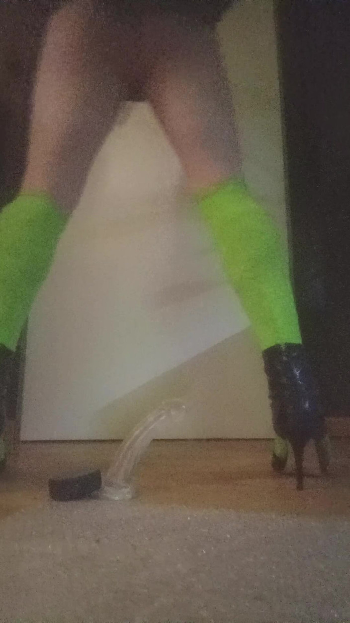 JujuTV: Шлюшка-кроссдрессер скачет на красивом дилдо