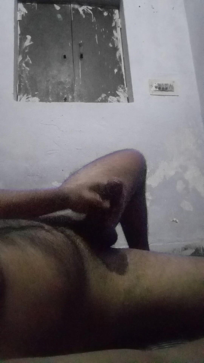 Raaz26d: Indisk pojke masserar med olja och onanerar sin stora kuk...