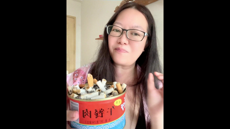 Smoking Asian: Asiatică care fumează pe întuneric: filtru murdar de țigară cu nicotină Sfain...
