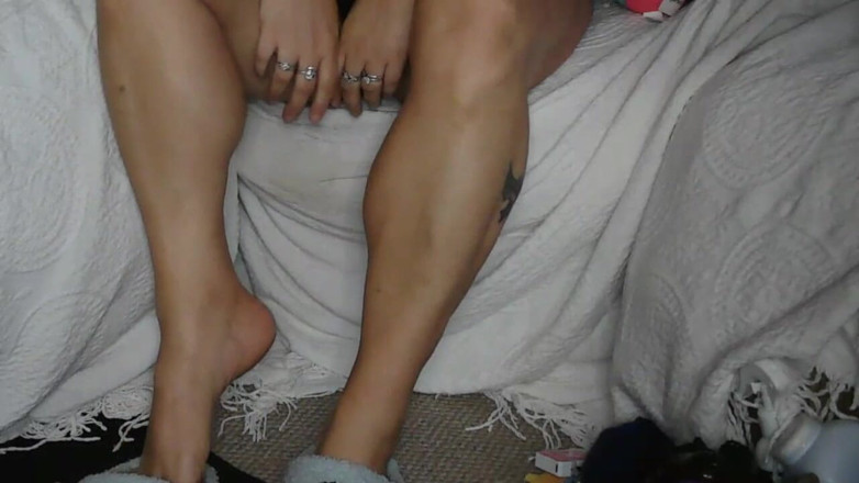 RedIvy420: Provocación De Pantuflas Y Chupando Terneros Gruesos Con Kepi Carter...