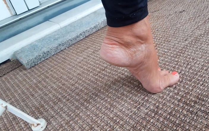 Selena701: Istri dewasa pirang amatir menikmati pemujaan kaki