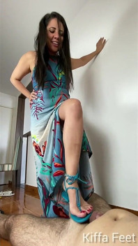 CBT 7 - Bogini Kiffa w Giantess Sexy Blue Sandały Schutz CBT i Ballbusting wytryski