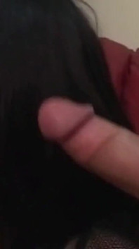 Tetovaná prsatá brunetka MILF uctívá ptáka jazykem