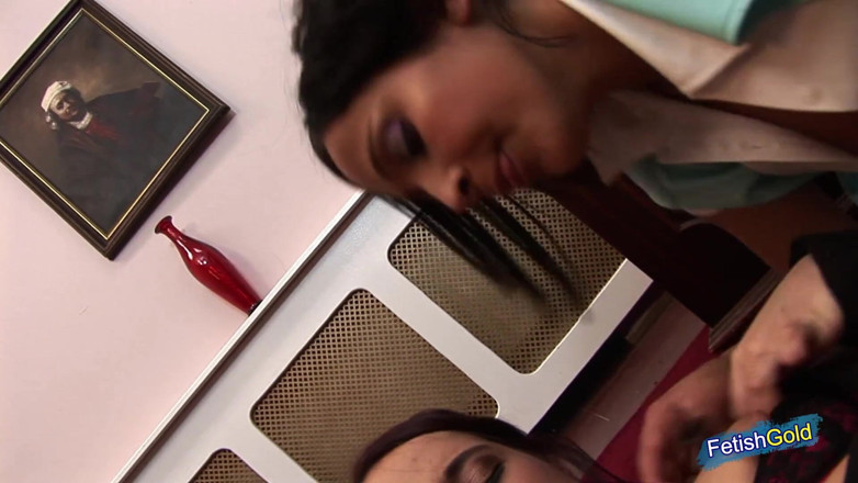 Big Boobs at Play: Hete brunette betrapt haar werknemer op masturberen op kantoor en...