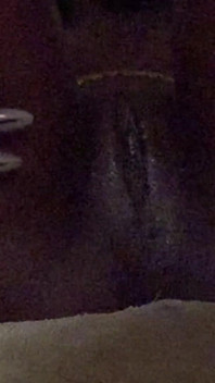 黑人棕色女神慢慢按摩她抹油的大腿和多汁的阴户特写性爱