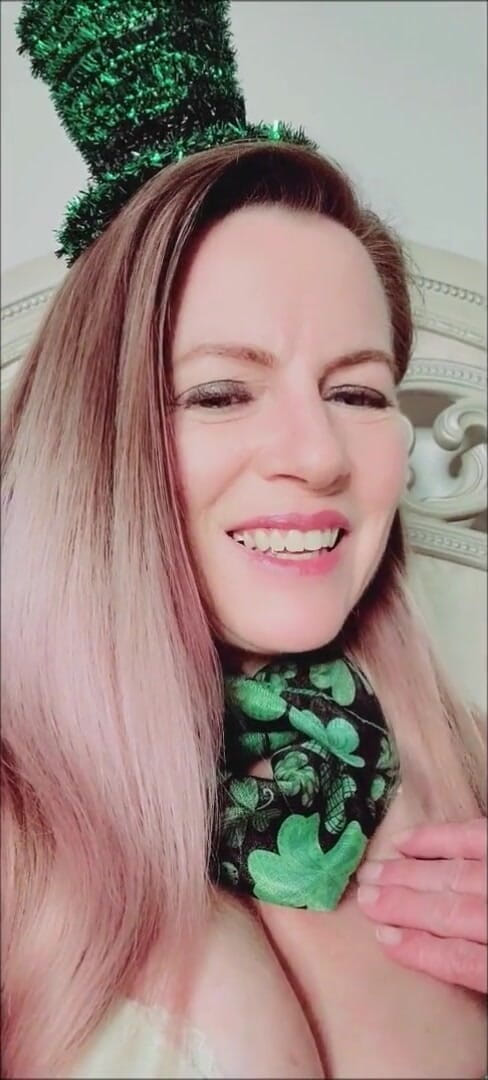Nikki Nevada: St. Patrick's Day stiefsohn dildofick und WICHsanleitung