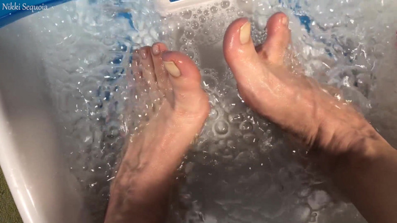 Nikki's Fetishes: Piede bagnato dita dei piedi muovendo
