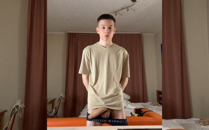 Morflot24: Geile twink Evgeny misgrijpt weer de keukentafel!!!