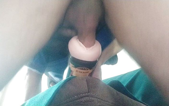 Hot gay cumming: Geiler schwuler fickt taschenlampe, stöhnt und kommt in spielzeug (nahaufnahme)