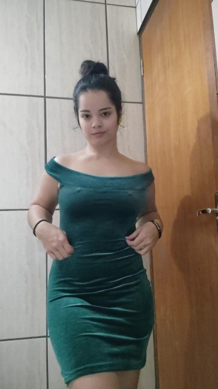 Debora Mendes: Arrume-se Comigo Versão Proibida - Vestido Verde E Olhar Provocante