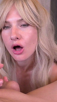 Bionda Sexy Succhia Il Vicino E Ingoia Lo Sperma