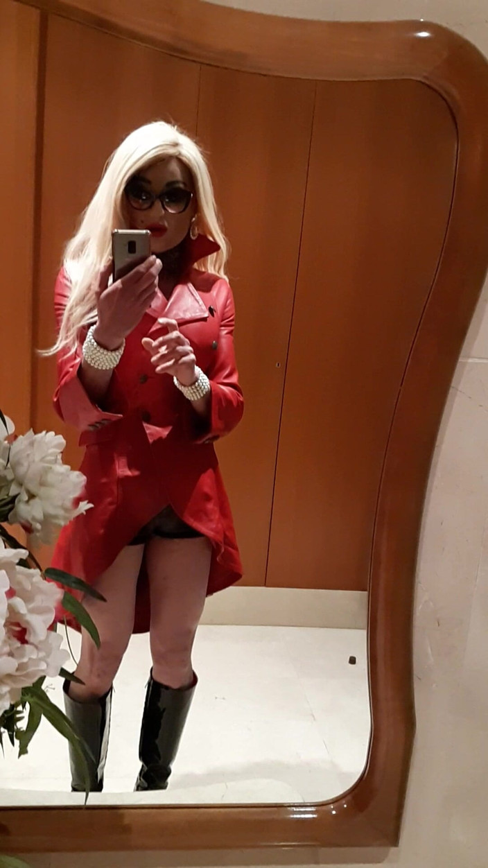 Tatiana Zorrita: Mascara Y Abrigo Rojo