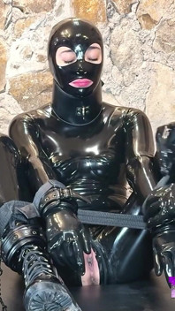 Este legată, adusă la orgasm și futută în gură!