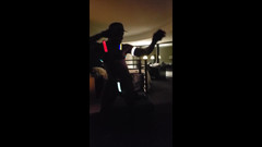 Kennie Jai: 革のケニージャイストリップとダンス