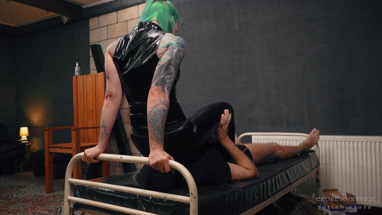 Cruel Anettes fetish world: Крепко Сидя На Его Лице