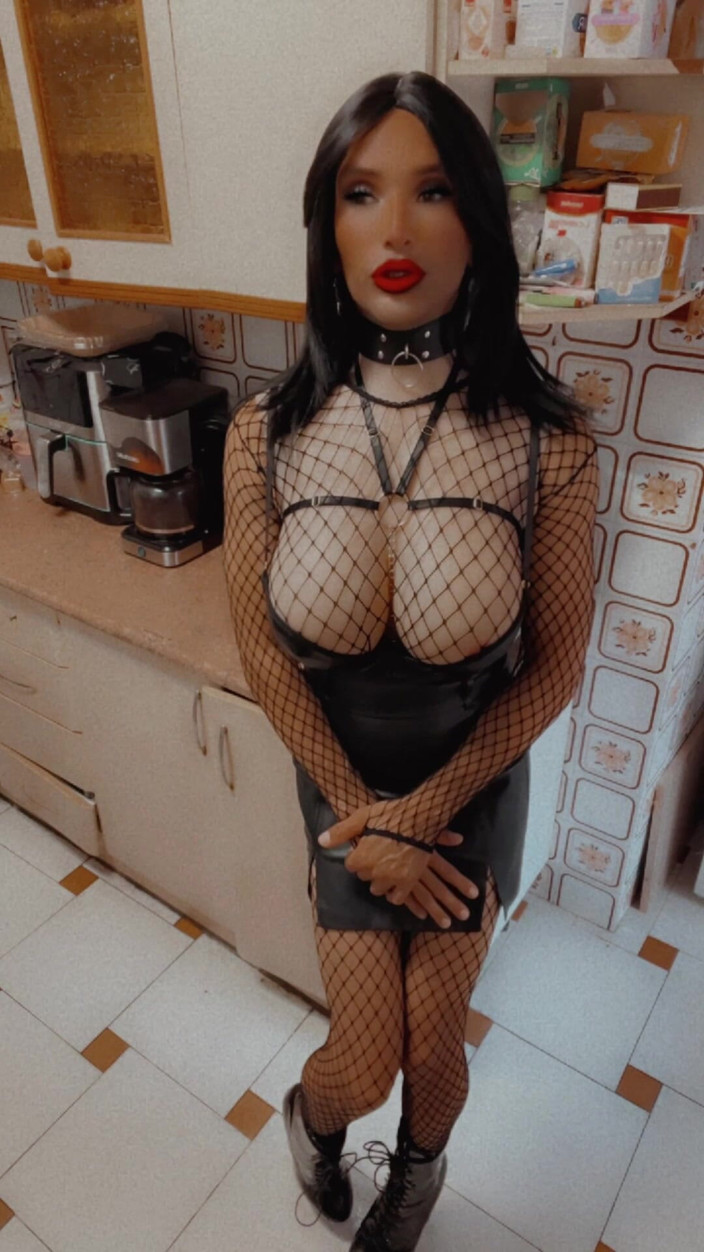 Sissy Slut Brianna: Sois honnête, tu enfouis ton visage ici ou juste comme...