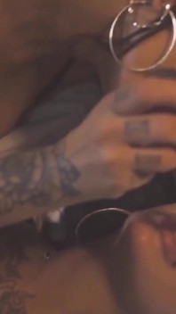 Matură sexy latino tatuată țâțoasă călărește o pulă neagră cu pizda umedă