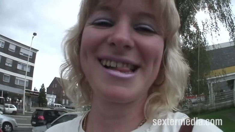 Sextermedia by Pete: สาวใหญ่สมัครเล่นนั่งเสียวหีในถุงน่อง