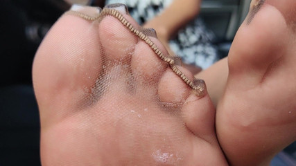 Goddess Lena: Moja boska ślina na moich pończochach