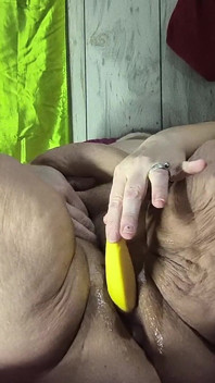 George, curios, a futut această curvă excitată cu banana lui lungă