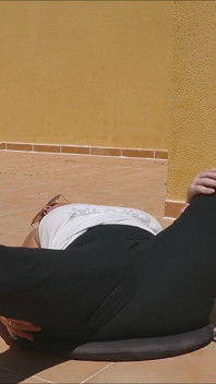 Orgasme Vingeren Met Grote Kont Spreidend En Mijn Bezwete Yogabroek Naar Beneden Trekken Terwijl Ik Buitenshuis Traint
