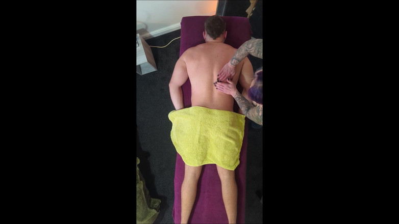 MassageRoomX: Bystiga kroppsbyggare Claire får extra protein - Birds Eye View