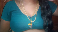 Vaishnavi35: タミルのおばさんが一人で感情を抑えられない時に胸を握る