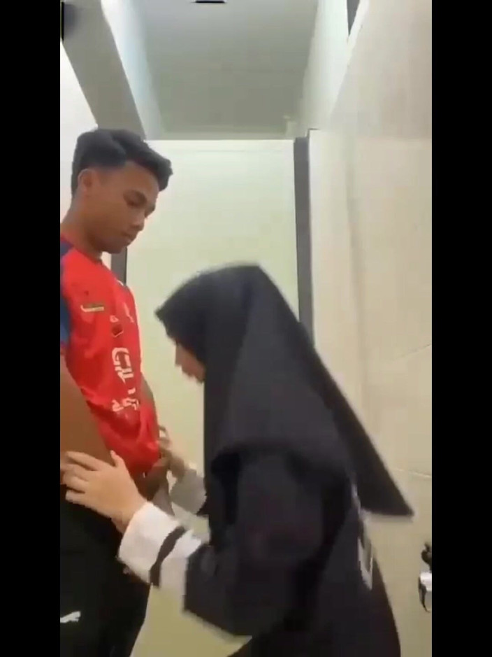 AnggelNis: Jilbab oral in der toilette campus