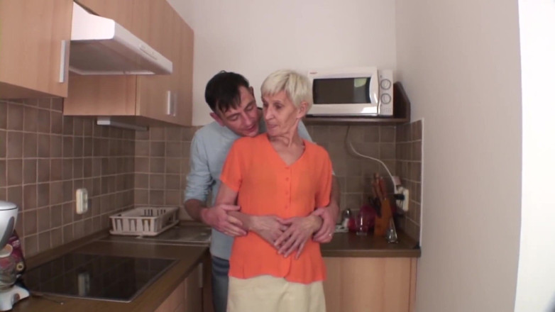 Mature Climax - 100% Mature Videos: Una gilf arrapata in calze viene scopata in cucina