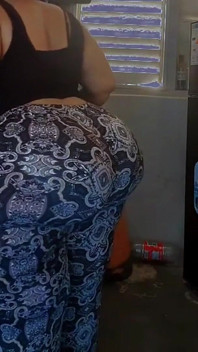 Babička netuší, že natáčím, jak uklízí