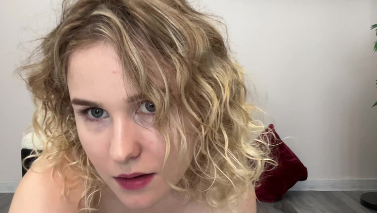LoveHomePorn: Rubia con grandes tetas naturales juega con su coño mojado...