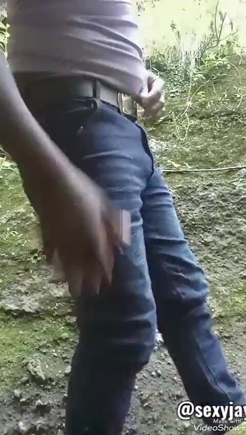 Sexyjayla254: Возбужденный паренек в одиночестве в лесу дрочит и стреляет с большой порцией спермы