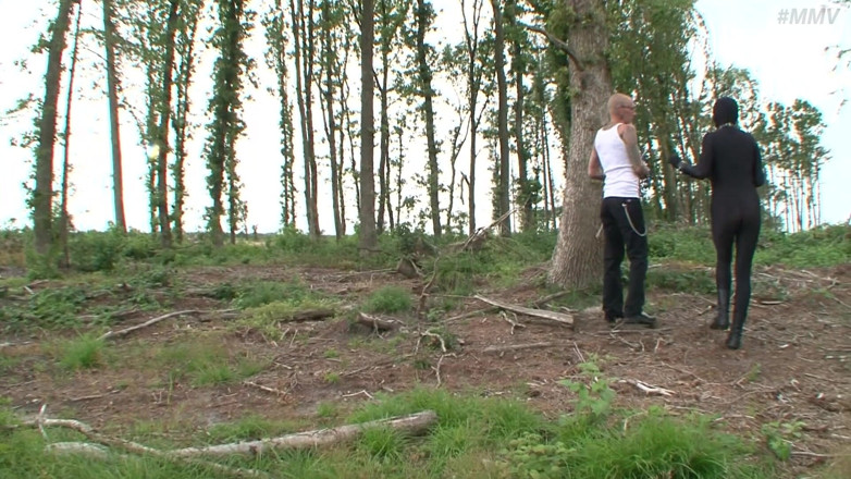 Absolute BDSM: Tyska BDSM slavflickor utomhus