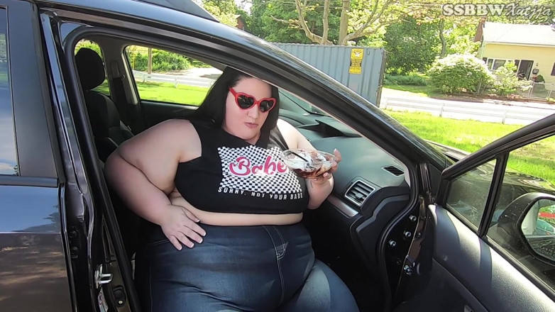 Xutjja: 車の中でアイスクリームを食べている
