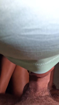 Negra puta chupa pau branco grande e engole uma grande carga