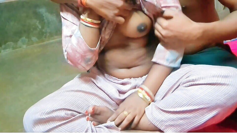 Superb Pronzo: देसी भारतीय गांव की भाभी प्रेमी के साथ स्तन दिखाती है