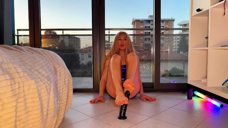 DINA LIGHT: Rakan semata-mata: menyembah kaki dan air mani saya