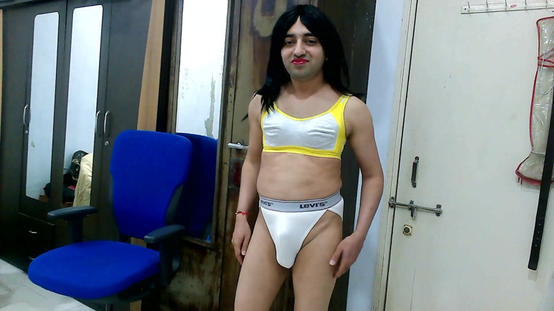 Cute & Nude Crossdresser: Schmutziger sissy-transvestört femboy Sweet Lollipop in einem sport-bh und tanga.
