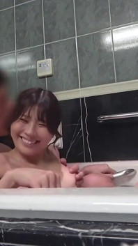 Po práci vydání 28letá kráska ztrácí kontrolu ve vyhřívacím okamžiku, který končí creampie