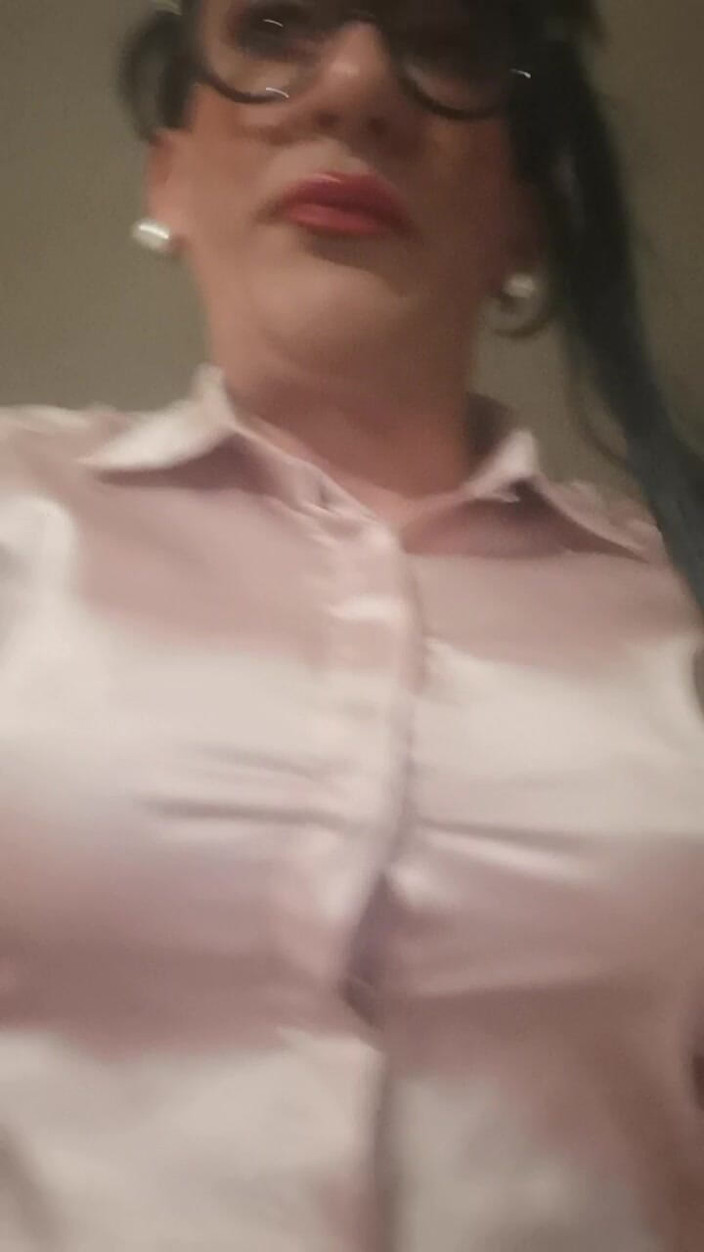 Yusti: Crodreisser Excitada Solita En Casa..