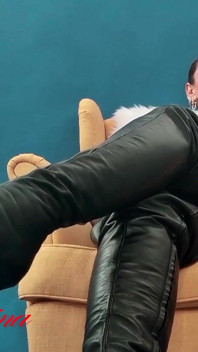 Clipe personalizado sobre as botas de couro do joelho