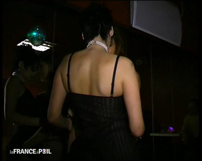French Gonzo: Dos hermosas morenas se encuentran en el club para follar