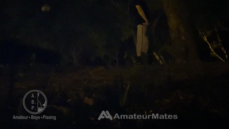 AmateurBoysPissing: ชายแท้มือสมัครเล่นโดนจับได้ว่าฉี่ในสวนสาธารณะตอนกลางคืน