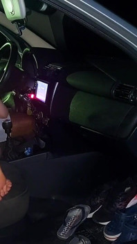 Nous avons baisé dans la voiture sur un terrain vide