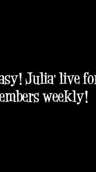 Julia ann अपनी अंगुड़ियों को पेंट करती है